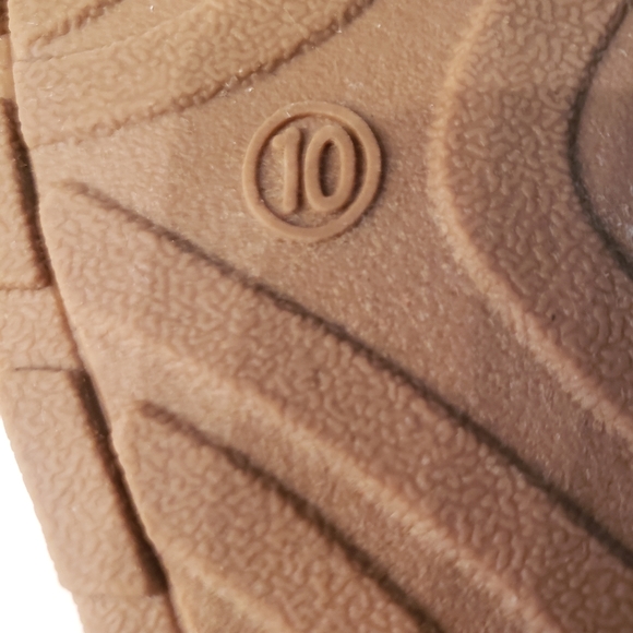 Gorgeous fur lined (inside and out) ankle boots. Never worn. Great condition. - Picture 4 of 8